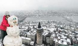 İstanbul güne karla uyandı