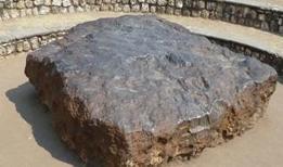 Namibya'daki gizemli göktaşı! 60 tonluk kozmik ziyaretçi nasıl sessizce indi