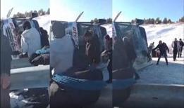 Kars'ta yolcu otobüsü devrildi! Yaralılar var