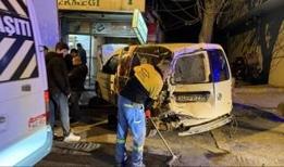 Kontrolden çıkan kamyonet 5 araca çarptı