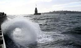 İstanbul'da etkili olan şiddetli yağış ve fırtına hayatı olumsuz etkiledi