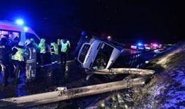 İstanbul'da servis minibüsü devrildi: 11 yaralı