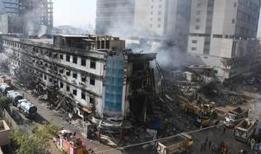 Pakistan'da alışveriş merkezinde yangın! Can kaybı 31'e yükseldi, onlarca kişi kayıp