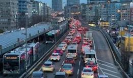 Haftanın son iş gününde trafik kilit! İstanbul'da yoğunluk yüzde 85'e yükseldi