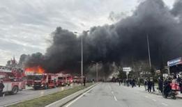 Büyükçekmece'de fabrikanın açık alanındaki yangına itfaiye müdahale ediyor