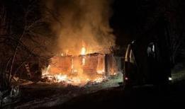 Çorum'da çıkan yangında ev ve depo kullanılamaz hale geldi