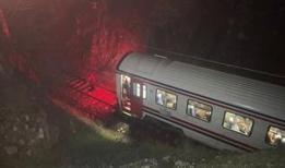 Balıkesir'de korkutan heyelan... Yolcu treni raydan çıktı