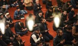 Vatandaşlar camileri doldurdu: Ramazanın müjdecisi Berat Kandili idrak edildi