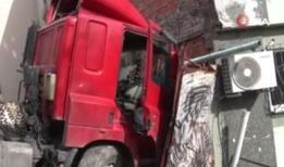 İstanbul'da faciaya ramak kaldı! Freni boşalan tır binaya çarptı
