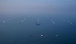 ABD'den gövde gösterisi! Dev filo Umman açıklarında