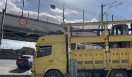 Fatih'te üst geçide tır çarptı