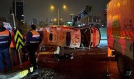 Kartal'da can pazarı: Ambulans takla attı, 3 yaralı