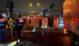 İstanbul'da ambulans otomobille çarpıştı! 3 yaralı