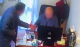 Rüşvetin görüntüsü ortaya çıktı! Kurumun çürük elmaları gözaltına alındı