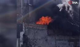 Bayrampaşa'da tekstil atölyesinde çıkan yangın kameraya yansıdı