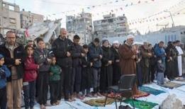 Filistinliler, bayram namazını İsrail'in kısıtlamaları nedeniyle kapatılan Mescid-i Aksa çevresinde kıldı