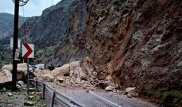 Mersin'de korkutan olay... Heyelanla gelen kayalar kara yolunu kapattı