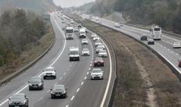 Bayram tatilinden dönenler Anadolu Otoyolu'nun Bolu ve Düzce kesimi İstanbul yönünde akıcı yoğunluk oluşturuyor