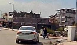 Kaldırımda yürüyen kadının boynundaki kolyeyi çalarak kaçtı