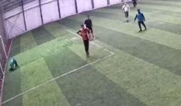 Halı sahada acı ölüm! O anlar saniye saniye kaydedildi