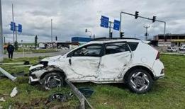 Diyarbakır'da okul servisi ile otomobilin çarpışması sonucu 15 kişi yaralandı