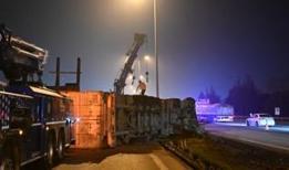 Tuzla'da lastiği patlayan tır devrildi: İstanbul yönü trafiğe kapandı