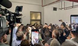 Kaybedeceğini anlayan CHP'den vandallık! 200 kişilik grup kapıları kırıp belediyeye daldı