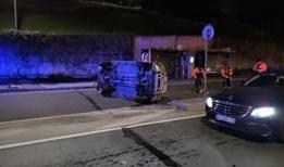 Kağıthane'de alkollü sürücü viyadükte kazaya neden oldu: Cip yan yattı