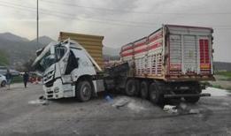 Hatay'ın İskenderun ilçesinde 2 tırın çarpıştığı kazada 3 kişi yaralandı