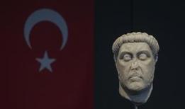 İzmir Arkeoloji Müzesinde Smyrna Antik Kenti kökenli mermer heykel başı sergilenmeye başladı