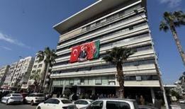 CHP'li İzmir Karşıyaka Belediyesi'nde 455 memur ödenmeyen maaşları için iş bıraktı