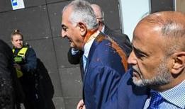 Berlin'de, İran'ın devrik Şah'ının oğlu Pehlevi'ye kırmızı sıvı atıldı