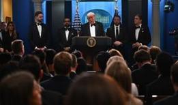 Trump'ın katıldığı programda silah sesleri! Salondan çıkarıldı