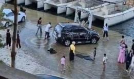 Şaşkın bakışlara aldırmadı! İçme suyu barajında araç yıkadı