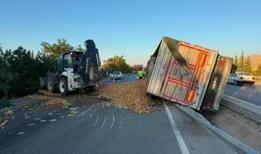 Afyonkarahisar'da trafik kazası! 30 ton patates ziyan oldu