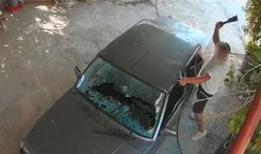 Kadına ait otomobile satır ve bıçakla zarar verdi: O anlar kamerada