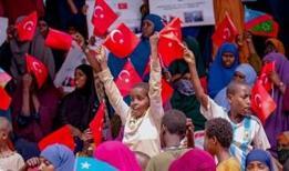 Somali'den Türkiye'ye vefa gösterisi: Meydanlarda Türk Bayrakları dalgalandı