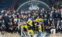 Fenerbahçe Tarfin kupayı havaya kaldırdı! Kanarya'da büyük sevinç