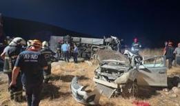 Gaziantep'te yolcu midibüsü otomobile çarptı: Çok sayıda ölü ve yaralı var