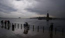 İstanbul'da sağanak ne kadar sürecek? Valilik açıklaması uyarıyla beraber geldi