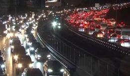 İstanbul'da E-5 karayolu trafiği çileye dönüştürüyor