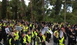 Komşuda “çıkmazdayız” sloganları: Binlerce polis sokaklara akın etti