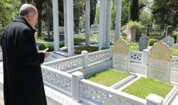 Cumhurbaşkanı Erdoğan'dan kabir ziyareti: Anne ve babasının mezarı başında dua etti