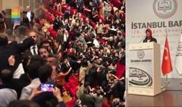Sapkın zihniyetleri sadece taşkınlığa basıyor! Baro Genel Kurulu'nda paçavra ile LGBT provokasyonu
