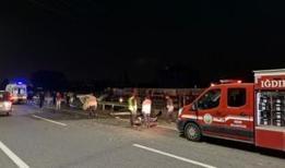 Iğdır'da çimento yüklü tır devrildi: 1 yaralı