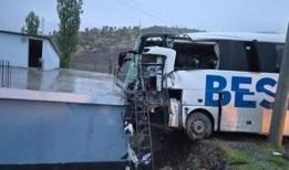 Şırnak Uludere'de yolcu otobüsü tırla çarpıştı: 15 yaralı!