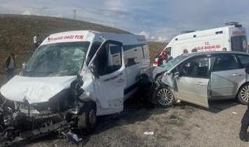 Sivas'ta feci kaza: Çok sayıda öğretmen yaralandı
