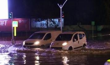 Adana'da şiddetli sağanak! Araçlar mahsur kaldı