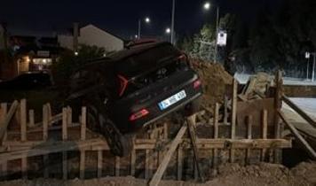 İnşaat alanına giren otomobil perde betonda asılı kaldı