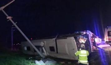 Van'ın Akdamar Adası yakınlarında yolcu otobüsü devrildi: 28 yaralı